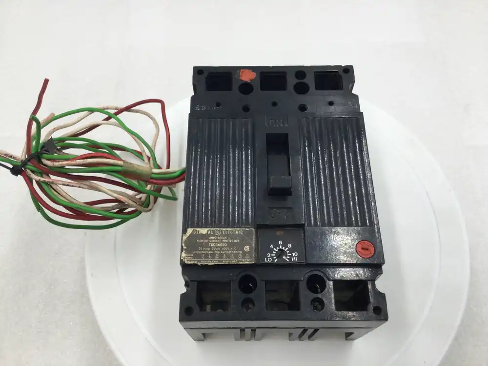 General Electric TEC36030 30 Amp 3 Pole 600V Circuit Breaker w/ Aux Switch Affordable